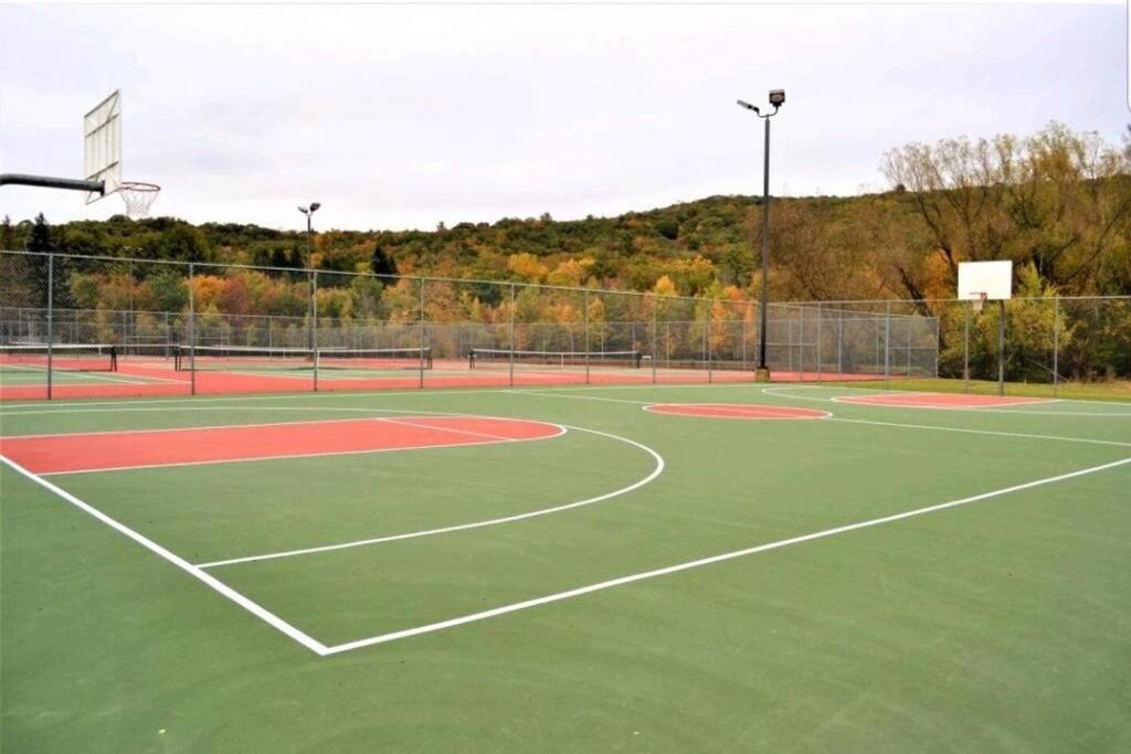 *Amenity-Filled Waterfront Oasis @Saw Creek Estates Near Waterfalls And Hiking* East Stroudsburg Eksteriør bilde
