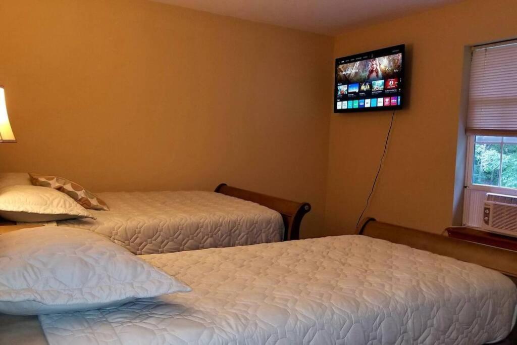 *Amenity-Filled Waterfront Oasis @Saw Creek Estates Near Waterfalls And Hiking* East Stroudsburg Eksteriør bilde
