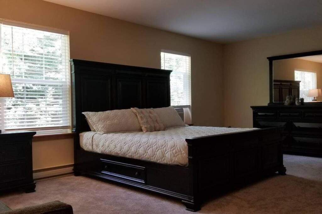 *Amenity-Filled Waterfront Oasis @Saw Creek Estates Near Waterfalls And Hiking* East Stroudsburg Eksteriør bilde